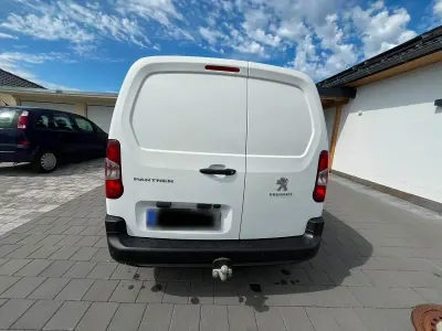 Gebraucht Peugeot Partner 131 PS (96 kW) 2021 Weiß Van / Kleinbus