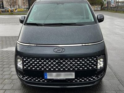 Gebraucht Hyundai Staria Signature 177 PS (130 kW) 2023 Grau Van / Kleinbus