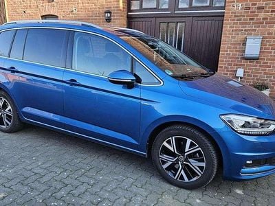 Blau Gebraucht 2023 VW Touran Highline Van / Kleinbus | 33.000 € (Fairer Preis)