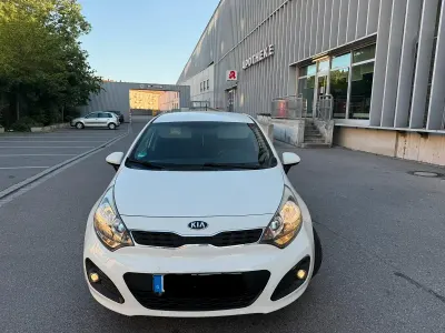 Gebraucht Kia Rio 69 PS (50 kW) 2014 Weiß Kleinwagen