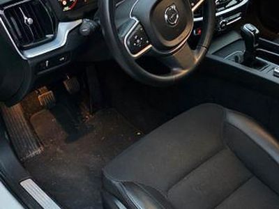 Weiß Gebraucht 2019 Volvo V60 Momentum Kombi | 18.500 € (Fairer Preis)