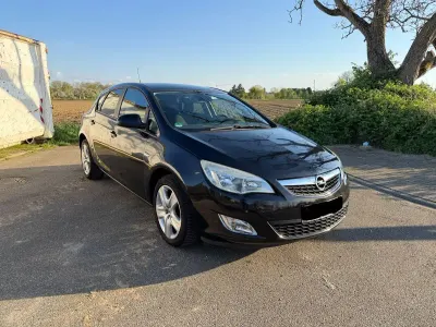 Używany Opel Astra Sport 140 KM (102 kW) 2011 Czarny Kombi