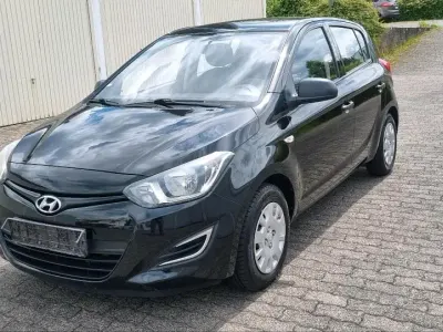 Gebraucht Hyundai i20 80 PS (58 kW) 2013 Schwarz Kleinwagen