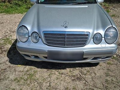 Usata Mercedes E240 170 CV (125 kW) 2001 Argento Berlina