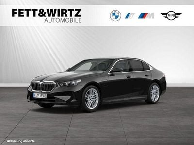 Gebraucht BMW 550e Sport Line 489 PS (359 kW) 2025 Black sapphire metallic Limousine