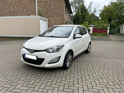 gebraucht Hyundai i20 86 PS weiß Gold Edition 1. Hand 5-Türer Mängel