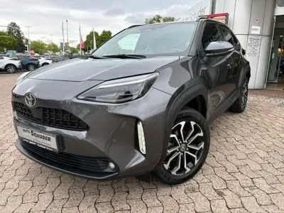 Gebraucht Toyota Yaris Hybrid Plus 130 PS (95 kW) 2024 Marlin grau metallic