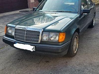 Usata Mercedes 300 109 CV (80 kW) 1988 Verde Berlina