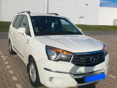 Gebraucht SsangYong Rodius 155 PS (114 kW) 2014 Weiß Van / Kleinbus