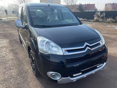 Schwarz Gebraucht 2011 Citroën Berlingo Van / Kleinbus | 5.990 € (Etwas zu teuer)
