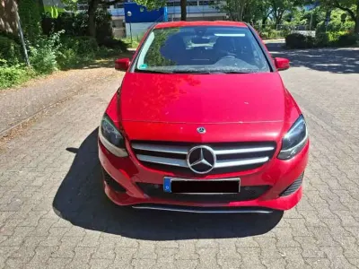 Gebraucht Mercedes B180 122 PS (89 kW) 2018 Rot Kleinwagen