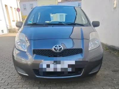 Gebraucht Toyota Yaris 99 PS (72 kW) 2010 Grau Kleinwagen