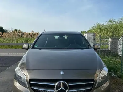 Gebraucht Mercedes A180 122 PS (89 kW) 2013 Braun Kleinwagen