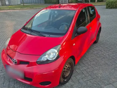 Gebraucht Toyota Aygo 68 PS (50 kW) 2009 Rot Kleinwagen