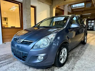 Gebraucht Hyundai i20 77 PS (56 kW) 2011 Grau Kleinwagen