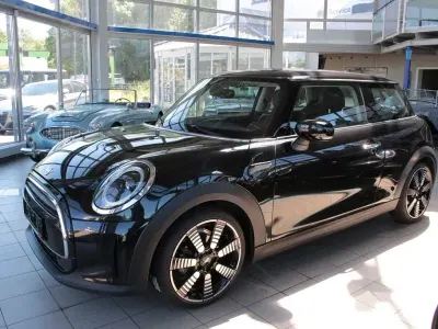 Gebraucht Mini Cooper Essential 136 PS (100 kW) 2023 Midnight black met. Kleinwagen