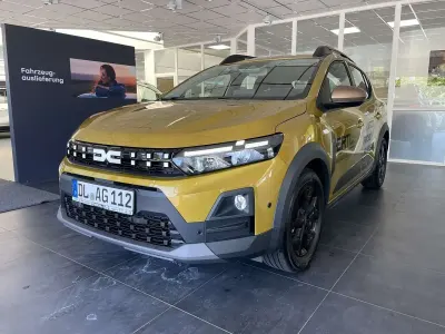 Neu Dacia Sandero Extreme 122 PS (89 kW) 2026 Amber yellow Limousine