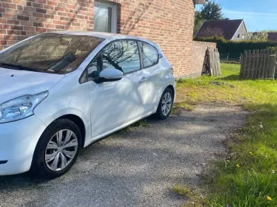 Gebraucht Peugeot 208 Allure 110 PS (80 kW) 2014 Weiß Kleinwagen