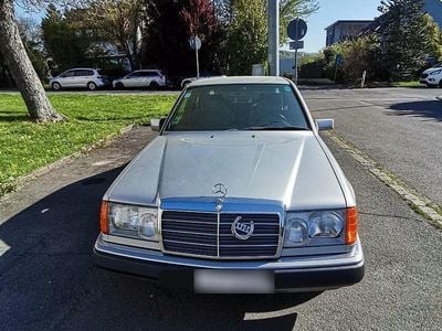 Używany Mercedes E230 136 KM (100 kW) 1992 Srebrny Sedan/Limuzyna