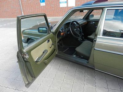 Usata Mercedes 200 109 CV (80 kW) 1983 Verde Berlina