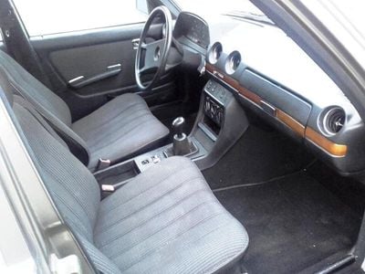 Gebraucht Mercedes E230 136 PS (100 kW) 1985 Grau Kombi