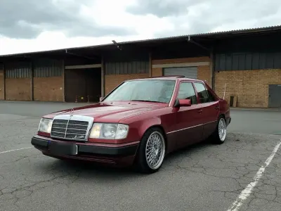 Gebraucht Mercedes E230 132 PS (97 kW) 1991 Rot Limousine