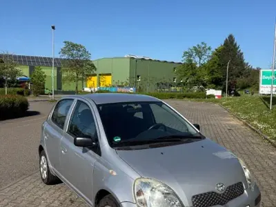 Usata Toyota Yaris 65 CV (47 kW) 2006 Argento Berlina