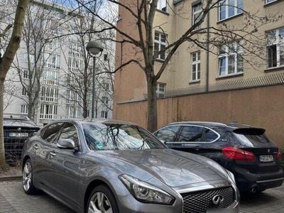 Infiniti Q70
