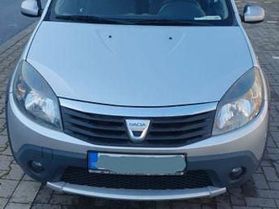 Grau Gebraucht 2009 Dacia Sandero Stepway Limousine | 2.999 € (Fairer Preis)