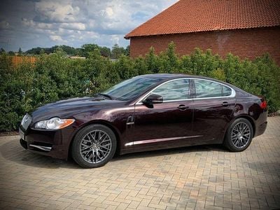 Gebraucht Jaguar XF Premium Luxury 241 PS (177 kW) 2010 Rot Limousine