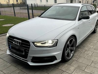 Grau Gebraucht 2015 Audi A4 S-Line Kombi | 21.900 €