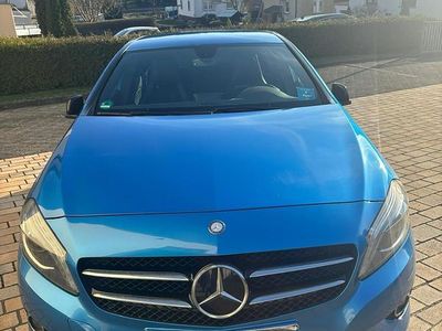 Gebraucht Mercedes A180 Urban 122 PS (89 kW) 2015 Blau Limousine