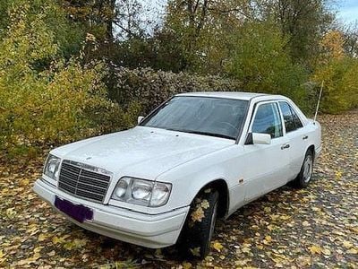 Gebraucht Mercedes E220 150 PS (110 kW) 1995 Weiß Limousine