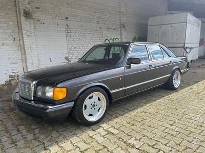 Grau Gebraucht 1984 Mercedes 300 AMG Limousine | 23.999 €