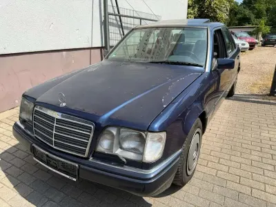 Gebraucht Mercedes E220 150 PS (110 kW) 1995 Blau Limousine