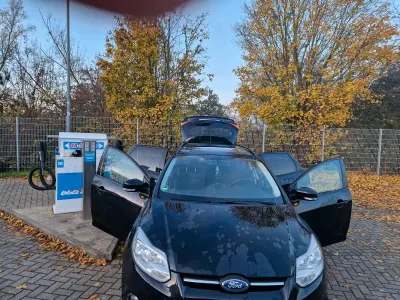 Gebraucht Ford Focus 105 PS (77 kW) 2014 Schwarz Kombi