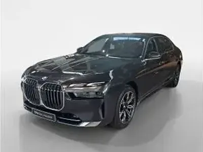 Neu BMW 740 300 PS (220 kW) 2026 Grau (sophistograu brillanteffekt metalli) Limousine