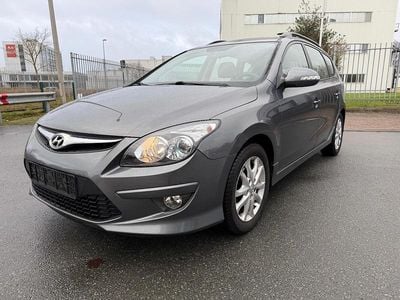 Grau Gebraucht 2011 Hyundai i30 Kombi | 2.490 € (Fairer Preis)