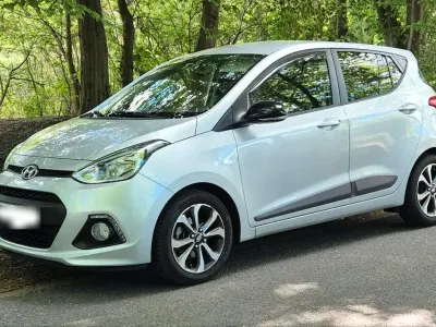 Gebraucht Hyundai i10 Edition 67 PS (49 kW) 2015 Silber Kleinwagen