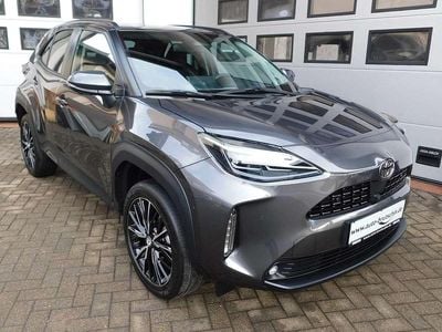 Grey metallic Gebraucht 2024 Toyota Yaris Hybrid Style Limousine | 27.490 € (Teuer)