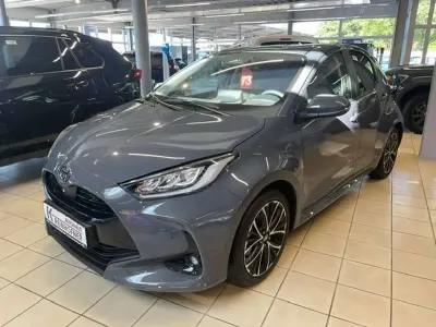 Neu Toyota Yaris Hybrid 116 PS (85 kW) 2026 Ashgrey met. Limousine