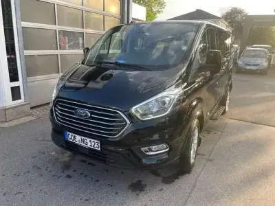 Gebraucht Ford Tourneo Titanium 131 PS (96 kW) 2021 Obsidianschwarz metallic Van / Kleinbus