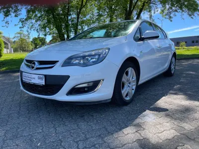 Gebraucht Opel Astra 101 PS (74 kW) 2013 Weiß Limousine