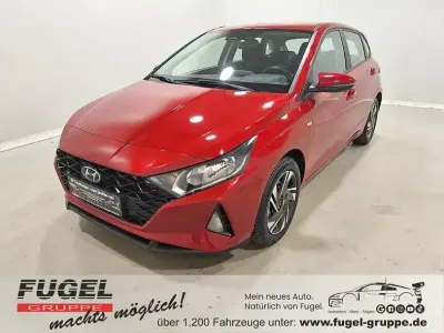Gebraucht Hyundai i20 Trend 101 PS (74 kW) 2024 Dragon red / mic Kleinwagen