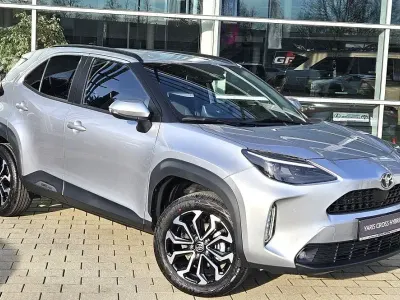 Neu Toyota Yaris Cross 131 PS (96 kW) 2026 Silber SUV