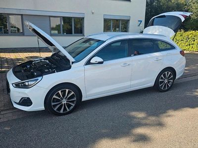 Weiß Gebraucht 2019 Hyundai i30 Premium Kombi | 17.000 € (Fairer Preis)