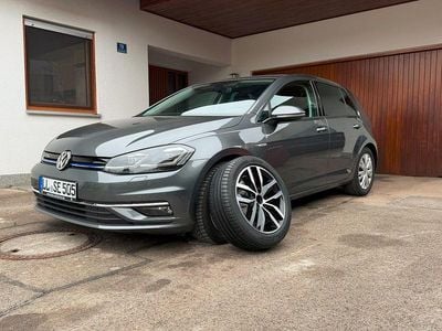 Gebraucht VW Golf VII Highline 131 PS (96 kW) 2019 Grau Limousine