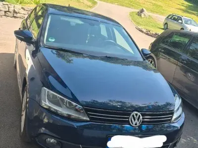 Gebraucht VW Jetta Life 105 PS (77 kW) 2013 Blau Limousine