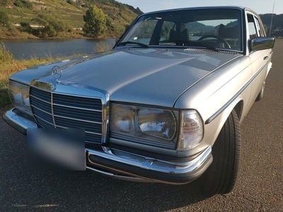 Second-hand Mercedes E280 177 CP (130 kW) 1978 Argintiu Berlinǎ