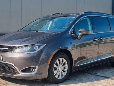 Grau Gebraucht 2016 Chrysler Pacifica Van / Kleinbus | 15.400 €